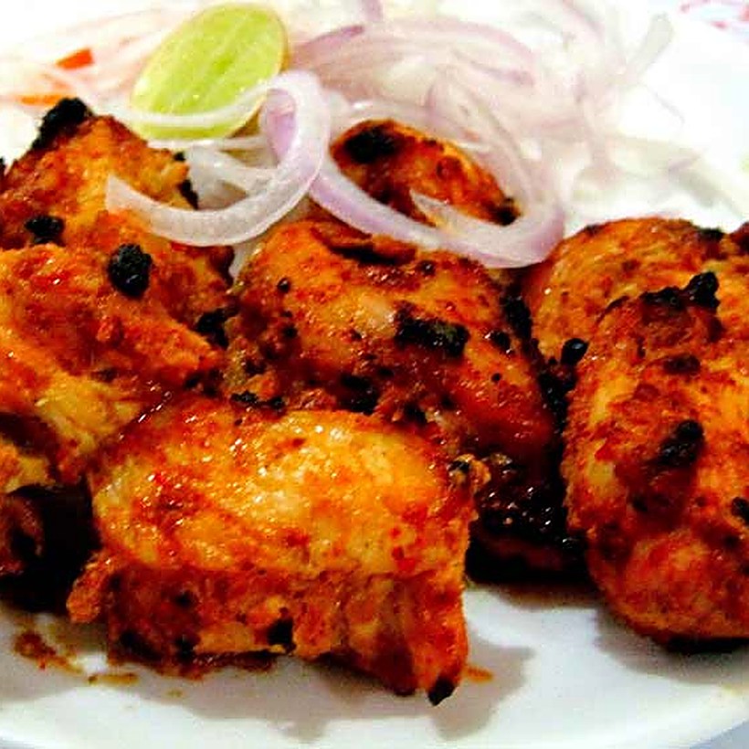 Chicken tikka with sliced onion and lime